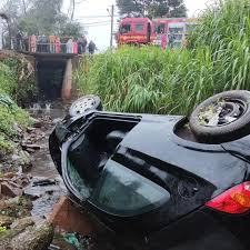 Motorista perde controle de direção e carro cai dentro de canal, em Ijuí