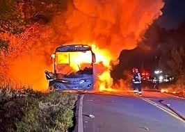 Ônibus que transportava turistas é consumido pelas chamas na Serra Gaúcha