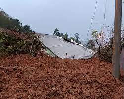 Família fica soterrada após casa ser levada por deslizamento de terra no RS