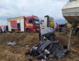 Carro parte ao meio e quatro pessoas morrem em acidente