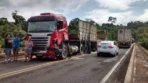 Colisão entre caminhonete e carreta é registrada na BR-386, em Iraí