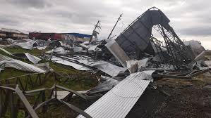 Temporal destelha casas, derruba silo e causa vários outros transtornos