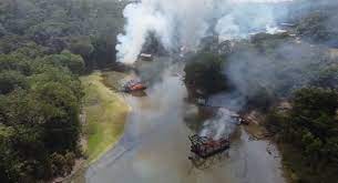 PF queima 302 balsas de garimpo ilegal no Rio Madeira, no Amazonas