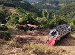 Homem fica ferido após colheitadeira tombar em lavoura de trigo