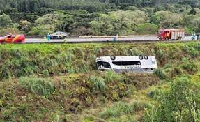 Ônibus com 52 passageiros capota na BR-116; uma pessoa morre e outras 14 ficam feridas