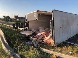 Carreta frigorífico carregada de carne tomba na ERS-330, em Redentor