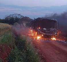 Ônibus de transporte escolar fica destruído por incêndio