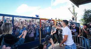 Torcida do Grêmio se despede de Suárez com festa no Aeroporto Salgado Filho