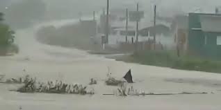 Chuva faz rio transbordar e água invade casas no interior do Rio Grande do Sul