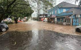 Arroios transbordam e inundam centro de Igrejinha