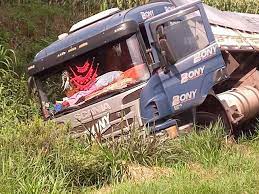 Carreta tomba fora da pista em Coronel Bicaco