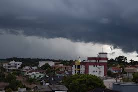 Frente fria avança pela Argentina e trará chuva com temporais isolados ao RS